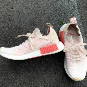 - Adidas originals NMD_R1 STLT PK, Helt oanvända så skorna är i nyskick.  Säljer pga. Ej kommer till användning. Nypris: 1695:-