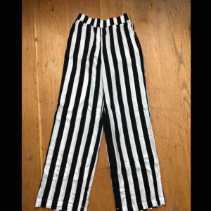  - Superfina byxor som aldrig kommit till någon användning tyvärr. Nyskick. Frakt tillkommer