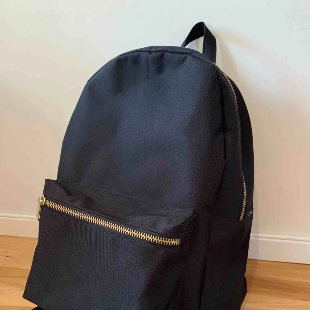 Herschel settlement backpack black. Har laptopfack för 15 tum. Fint skick. Perfekt ryggsäck för skolan. Volymen är 23l. FRAKT INKLUDERAD I PRISET. . Väskor.
