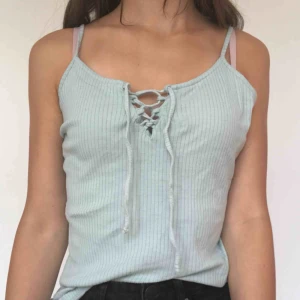  - Sötaste lilla linnet någonsin!  Till och med sötare uppknuten. Banden går att ställa in. Som det syns på bilden är den lite för stor för mig som är storlek XS i vanliga fall. Köpt i Budapest och kunde därför inte lämna tillbaka den. 