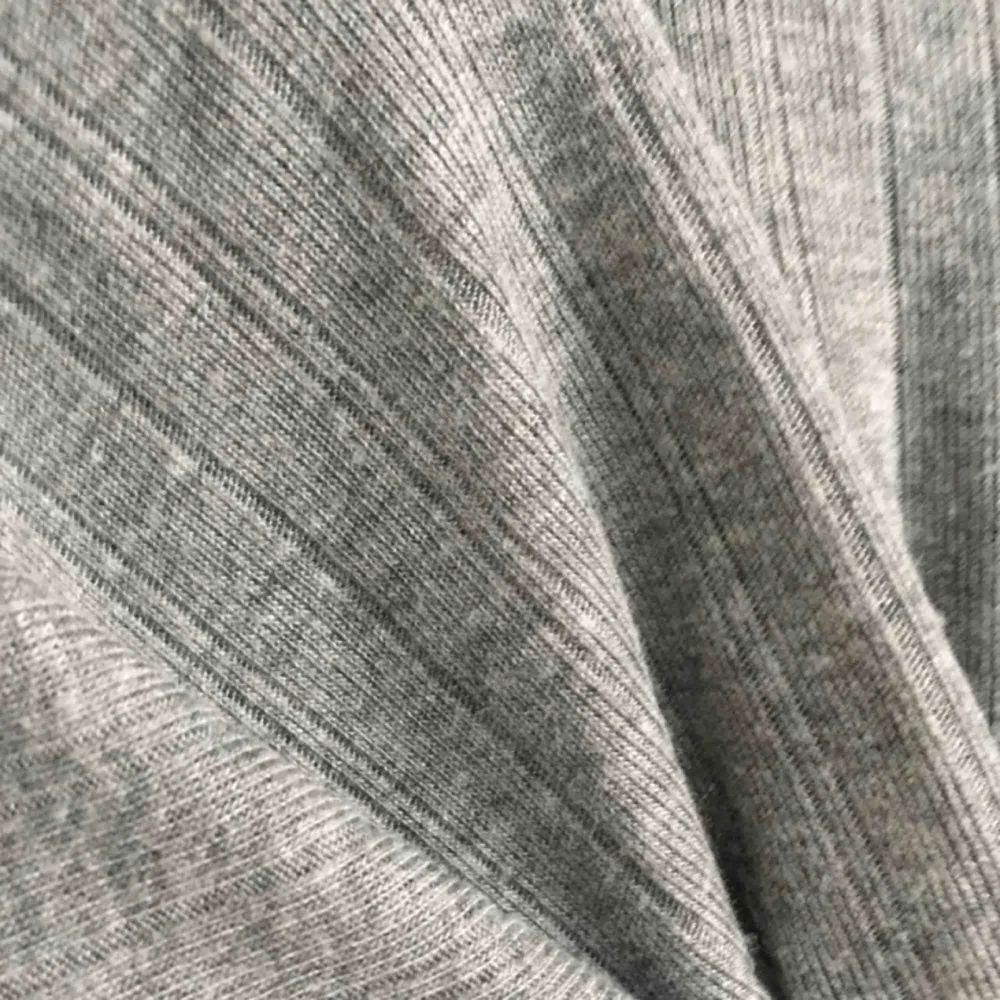 Jääätteskön grå tröja i tunn bomull. Verkligen supermjuk! Säljes pga använder inte. . Tröjor & Koftor.