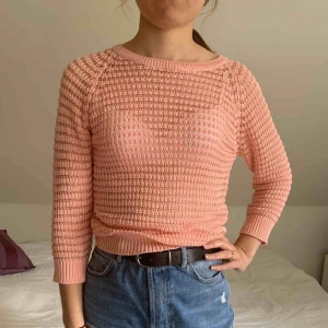  - En super snygg stickad tröja från Primark i London. Endast använd 1 gång och köptes för ca 150kr. Den är ganska genomskinlig och bör passa storlekarna XS-M. 