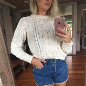  - Stickad tröja från Monki. Bra kvalité, 100% bomull, knappt använd. Storlek XS, kan även passa en S.  Kan mötas upp i/nära Göteborg. Kan även skickas, då tillkommer fraktkostnad.