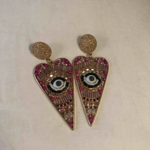  - Oanvända örhängen inköpa från H&M. Köparen står för frakten.