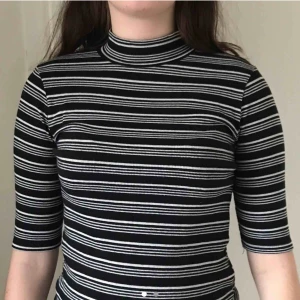 Tröja från Zara - är en L men passar bättre som M eller S!!! - Pris inkluderar inte fraktkostnad! möter ej upp utan endast frakt :-) tar swish & paypal 