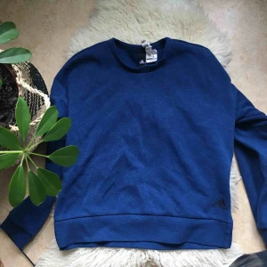  - Fin adidas tröja i kall blått ! 