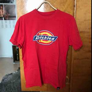 Hel och fin t-shirt från Dickies ❤️ Kan mötas upp i Gävle eller frakta då köparen står för kostnaden 🥰