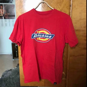  - Hel och fin t-shirt från Dickies ❤️ Kan mötas upp i Gävle eller frakta då köparen står för kostnaden 🥰