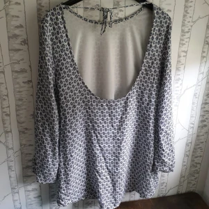  - Jättefin långärmad klänning men urringning i ryggen