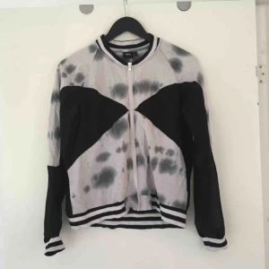  - Jacka/kofta från Asos. I batikat/transparent tyg, detaljer med pärlor på ryggen.