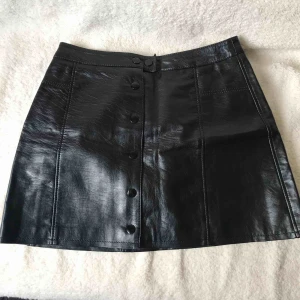  - Svart läder kjol.  Har använt ett par gånger.  Pris kan förhandlas. 