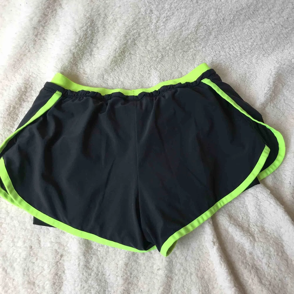 Svarta Nike shorts med neon färg i rem.  Har haft på mig den några gånger men de är i en väldig god skick.  Pris kan förhandlas. . Shorts.