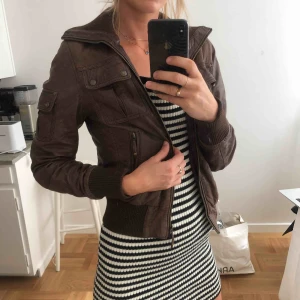  - Brun skinnjacka från Hollies. Lite snyggt sliten men inga skador.   Köparen står för frakt alternativt kan vi mötas upp i Stockholm ☺️