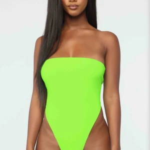  - Body från Fashion Nova. Aldrig använd. Strl xs