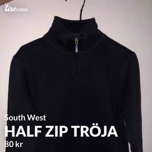  - En Half-Zip från märket South West. I själv verket är den en storlek 140 men skulle snarare säga att den passar en XS. Marinblå till färgen! 