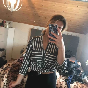  - Blus från Vera Moda i storlek S!! Köpt på Nelly, nypris 350.  Köparen står för frakt. Skriv vid frågor eller fler bilder:))
