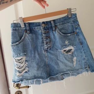  - Jeanskjol från pull and bear.  Något mindre än M skulle mer säga att det är en S Bra skick trotts mycket använd.  GRATIS FRAKT VID SNABB AFFÄR 💕