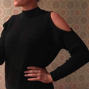 Superfin stickad svart tröja med häftiga detaljer.  Without shoulders (”cold shoulder-topp”)💁🏽‍♀️  Svart , devided H&M. Superfint skick. Använd typ 1gång  *Köparen står för fraktkostnad😊   