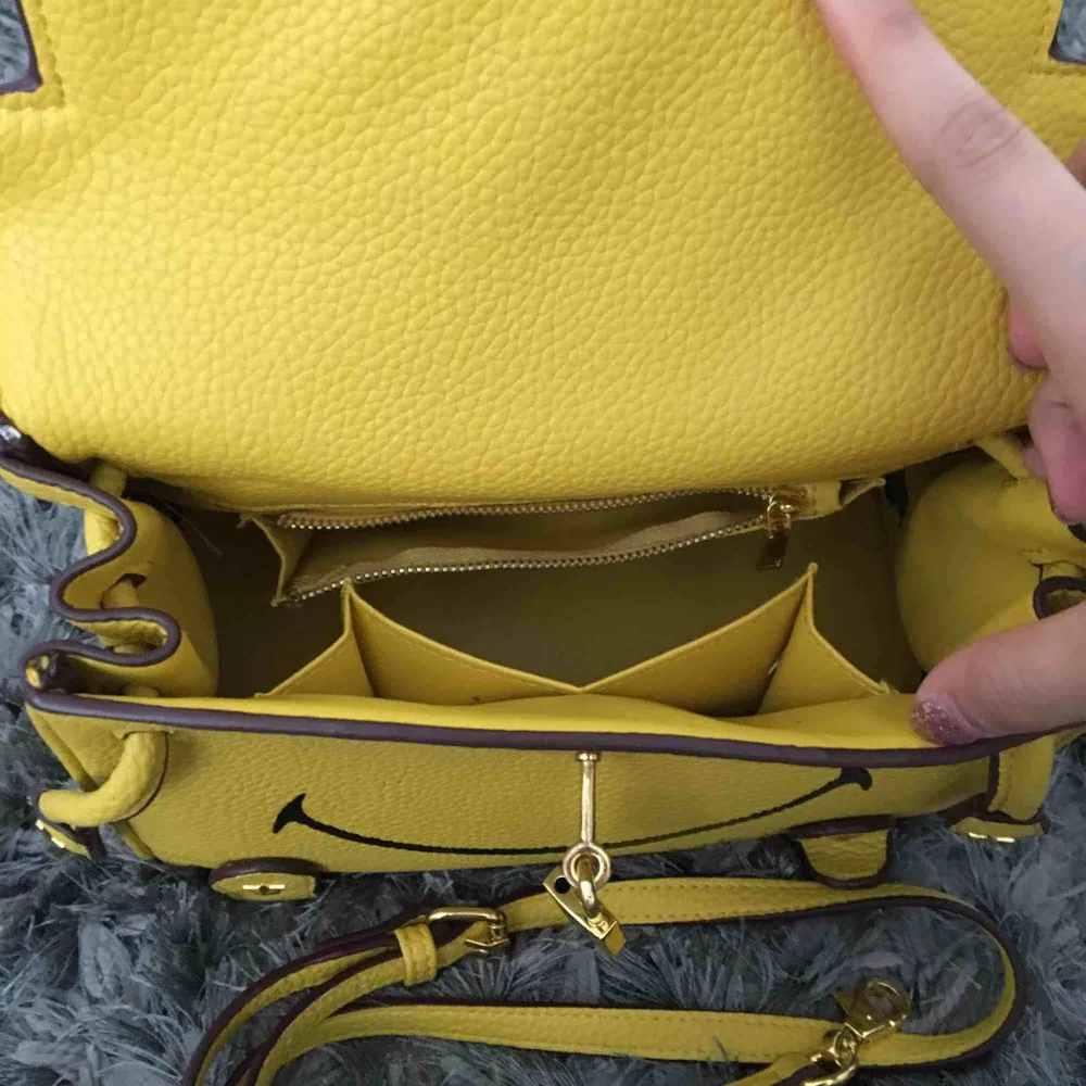 Säljer en helt ny gul väska 160kr, köparen står för frakt betalning sker via swish💗. Väskor.