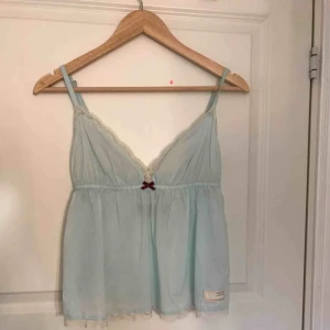  - Jättefint linne från Odd Molly, använder inte och är knappt användt, skulle säga att det är som S i stl, men skulle även passa xs/m eftersom att banden går att ändra