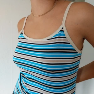  - Randigt linne, står ingen storlek men det passar mig bra som vanligtvis har storlek S, väldigt stretchigt dock så skulle absolut passa M och troligtvis L också 😊