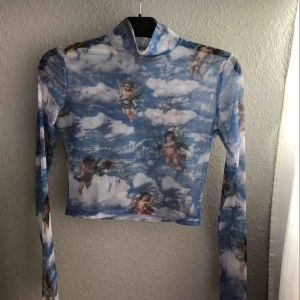  - Mesh top med små änglar och moln på, passar S med.