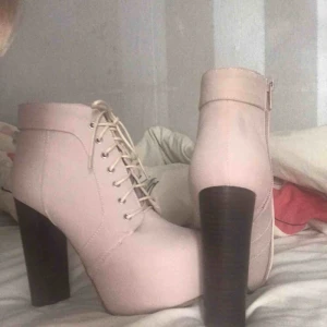  - Klackskor i märket TIAMO, ljusrosa. Använda endast 1 gång. Super snygga och jättesköna att gå i!  Kan släppa dom för 200 vid snabb affär.  Hämtas idag / skickas idag. Köparen betalar frakten! 