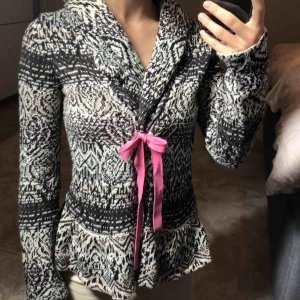  - ord. pris: 1.499:-  Oddmolly kofta i fint skick med rosa knytband.  Meddela vid intresse av fler bilder eller ang pris!  Kram! 