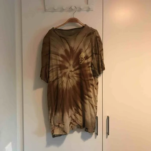  - T-shirt i storleken M från amerikanska skateboardmärket Shake Junt, mycket bra skick. Finns i Stockholm alternativt postar, köpare står för frakt.