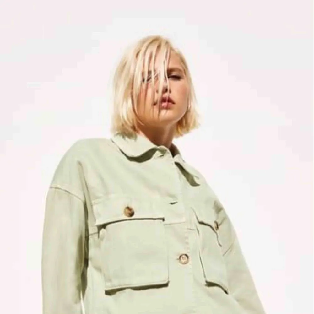 Mintgrön oversized jacka från Zara med beiga/bruna knappar 🌸  Aldrig använd, prislapp kvar 🌸  Storlek XS men eftersom den är oversized så är det en S ungefär🌸  säljer pga att jag inte kommer få användning för den🌸 . Jackor.