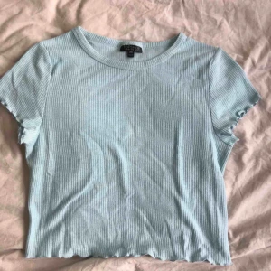  - Jättegullig tröja i ljusturkos från topshop i storlek 12(M/40). Jättefint skick✨ lite kortare i modellen!