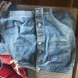  - Kjol från brandy Melville, knäpps med knappar där fram, och har fickor. Jättegullig på sommaren