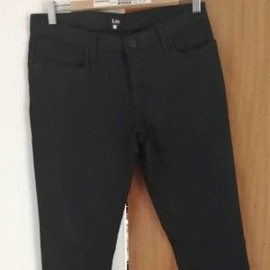  - Helt nya svarta "vaxade" Lee jeans i stl 31/33 ,endast testade. OBS! Lite små i storleken.Djur finns i hemmet. Kan skickas mot att köparen står för frakten. 