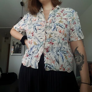  - Skjorta i flamingomönster med fina träknappar. Extremt skrynklig men går att ordna med strykjärn🌿