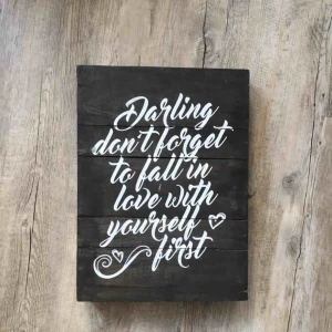  - Riktigt fin tavla med quotet ”Darling don’t forget to fall in love with yourself first” ♡ (Helt nyköpt)