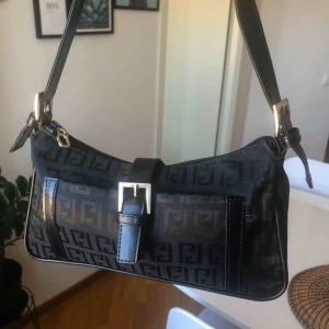  - Den här supergullig shoulderbagen behöver ett nytt hem!! Köptes secondhand och säljer den för att jag inte använder den🥺