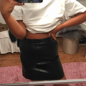  - Högmidjad (fake) skinnkjol, perfeeekt nu till hösten med tex en stickad! Dragkedja där bak❣️