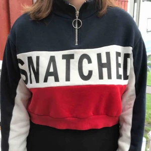  - Hej, säljer nu min kära half-siped hoodie ifrån h&m som jag har älskat. Säljer den nu för att jag känner att den har börjat bli för liten:( skriv för fler bilder. Kan fraktas om köparen står för frakten:)