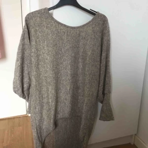  - Supermysig långärmad tröja, perfekt till hösten.🍁 Vid handleden ungefär är ärmen mer åtsittande vilket ger en mer ”rak” ärm än högre upp där det är mer ”ballongärm”. Köparen står för frakt, kan även mötas upp i Stockholm/Uppsala eller Dalarna. ✨