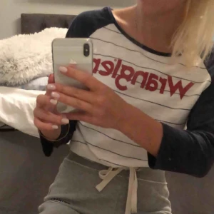  - En jäkligt cool Wrangler långärmad t-shirt. Mycket snygg till ljusa jeans!!  Säljer den för 150kr (100 kan även diskuteras) + frakt står köparen för🥰