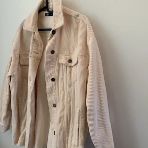 Oversized Jacka ifrån Zara storlek Xs  - Ljus beige oversized jacka ifrån Zara i storlek Xs men väldigt stor i Storlek 