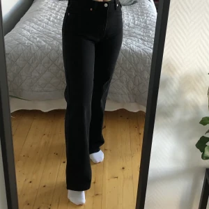 Vida jeans - Säljer dessa populära jeansen från monki i modellen Yoko! Oanvända och säljer då de är lite små. Slutsålda på deras hemsida! Frakt tillkommer. Skriv gärna om du undrar något 🥰🥰