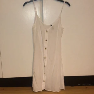 Klänning - Oanvänd klänning från hm! Så sjukt söt och älskar knapparna, kommer tyvärr ej till användning så säljer den nu. Den är xs men kan passa S också 