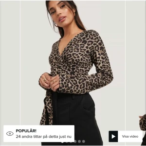 Leopard wrap top Nakd  - Säljer denna fina topp då den tyvärr inte kommer till användning, Nyskick och endast använd en gång. Nypris 349 kr säljer för 200 ( pris kan diskuteras!!!) Frakt betalas av köparen (44kr)