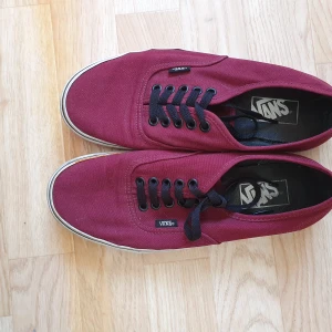 Vinröda van storlek 40 - Snygga vans säljs i befintligt fint skick storlek 40.