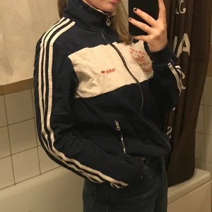 Adidas jacka  - Adidas jacka i en mer vintage stil! Kan mötas upp i Gbg annars tillkommer frakten ❤️