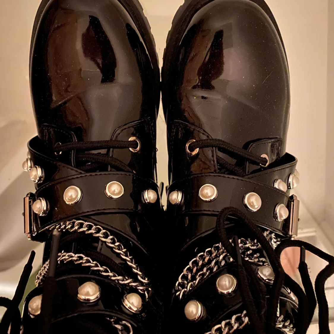 ”Kängor” med detaljer - 91