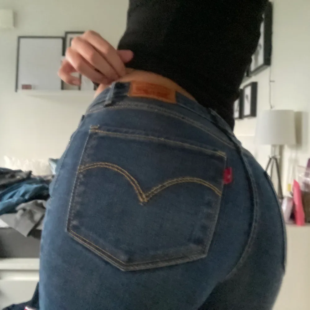 Säljer nu mina älskade Levis jeans då de tyvärr är lite för tighta på mig :((. Så så snygga och sköna, sitter som en smäck överallt 😍😍. Köpa för 999-1100 tror jag men säljer nu för 300 + frakt så passa på 💕💕 storlek 24 i midjan, passar xs/s (34/36). Jeans & Byxor.