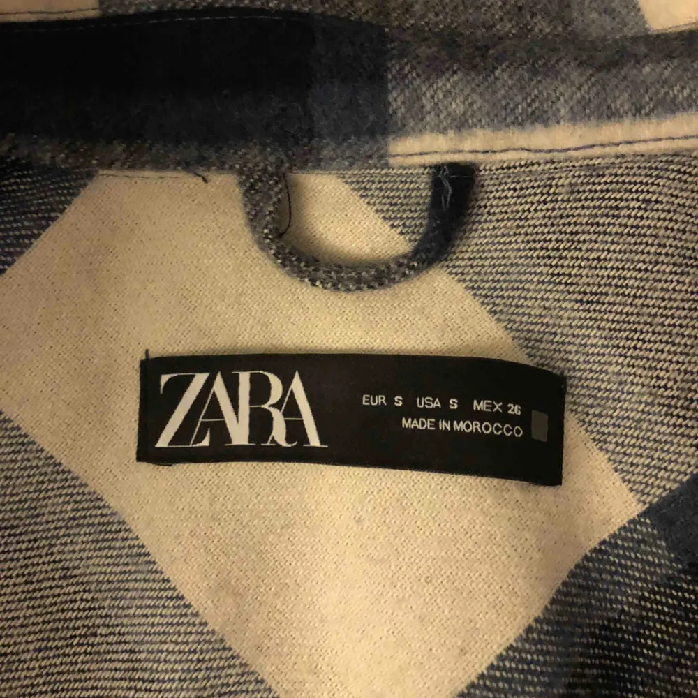 Säljer denna rutiga skjortjacka från Zara i storlek S. Men eftersom jackan är lite oversize känns den som M. . Jackor.