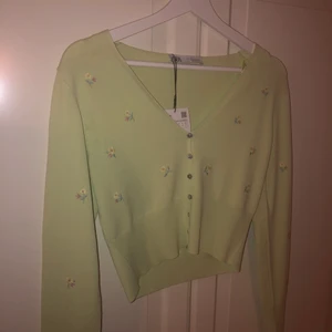 Kofta Zara - Helt oanvänd jättefin kofta från zara. Lappar kvar och aldrig ens testad. Råkade beställa två och sen kom det aldrig sig att returnera och nu är det försent tyvärr. Buda gärna från 200. Vill nog inte sälja under det då den är HELT ny. 💕 